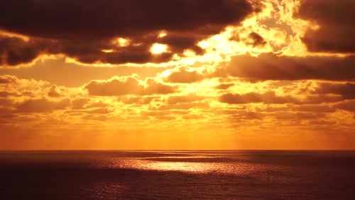 Luftaufnahme Dramatisch Sonnenuntergang mit Meer und düsteren Wolken Abstrakte Luft Natur Sommer Meer Sonnenuntergang
