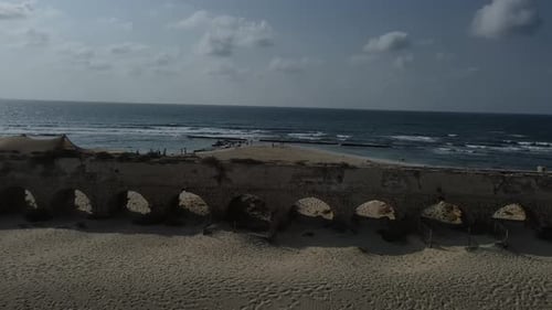 Vue aérienne du site archéologique de Césarée - l'aqueduc romain, Israël