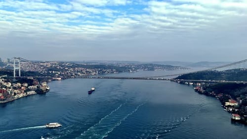 Weitwinkel-Drohnenblick auf den Bosporus mit zwei Brücken und Schiffswegen
