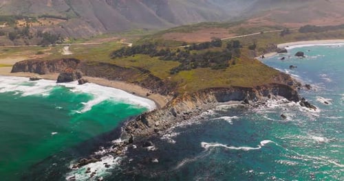Paisaje de
Morro Bay con paisaje montañoso en un día soleado. Agua aguamarina del océano