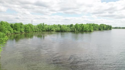 Vue
statique d'une vue magnifique sur le lac avec des arbres dans l'eau.