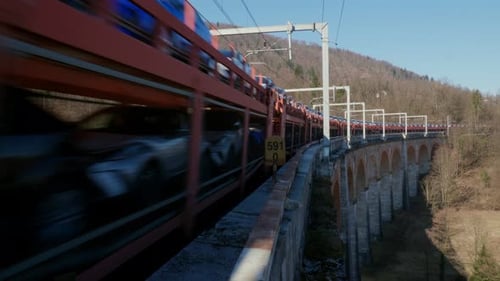 Train sur un pont transportant des voitures