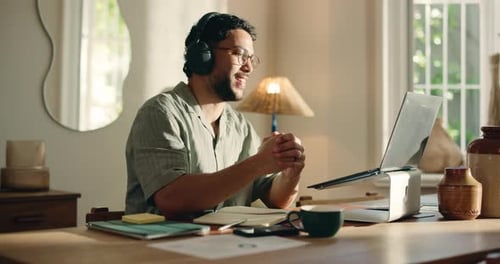 Geschäftsmann, Laptop und Videoanruf mit Kopfhörern für Online-Besprechungen oder Kommunikation zu Hause