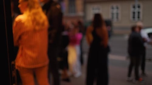 Les soirées se déroulent à l'extérieur d'un lieu animé où les gens socialisent et interagissent en douceur