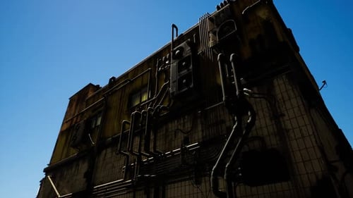Edificio industrial con intrincadas tuberías contra un cielo azul claro