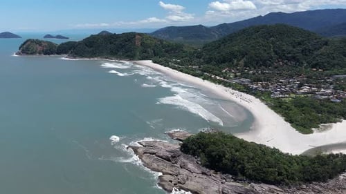 La playa de Camburi y la desembocadura de un río cerca de la playa de Camburizinho en Sao Sebastião, estado de São Paulo, Brasil.