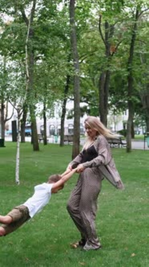 Balançoire verticale en famille, style de vie amusant et insouciant
