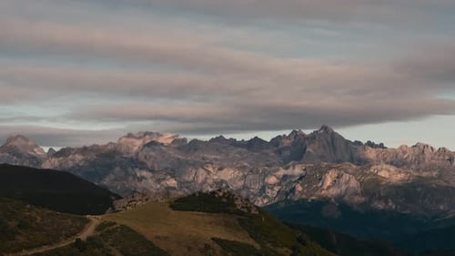 Vue de la chaîne de montagnes des Picos de Europa avec de beaux rayons de pleine lune pendant la nuit, vue depuis c.