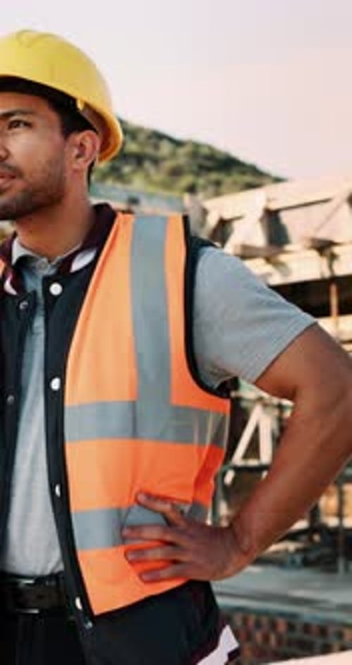 Construcción, conversación y hombre con radio en el sitio para comunicarse, recibir comentarios y actualizar