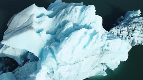 Eisberg im Ozean Riesige blaue Eisbrocken schwimmen auf den Wellen Arktische Landschaft Luftaufnahme
