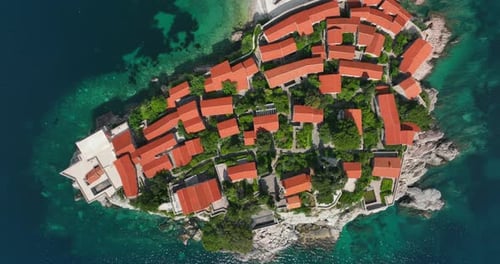 Langsame Luftaufnahmen über die Insel Sveti Stefan in Montenegro. Capturing Aman Sveti Stefan 5 Sterne