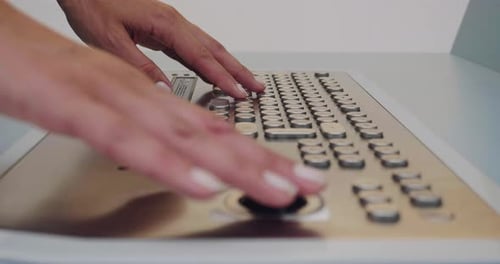 Vista superior de un teclado futurista en el que hay instrumentos holográficos más allá de la tecla analógica