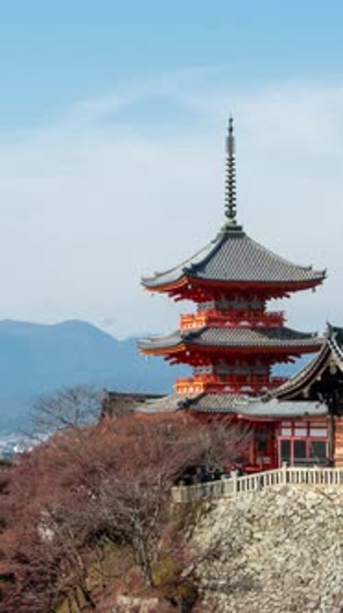 Vidéo verticale en accéléré de la pagode du temple Kiyomizu-dera en automne par temps nuageux.