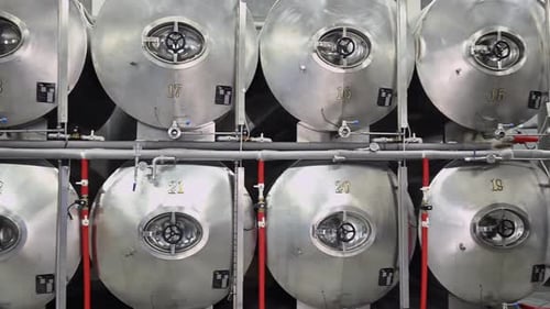 In einer privaten Craft Beer-Brauerei beim Brauen von ungefiltertem Craft Beer mit Tanks und
