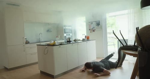 Un homme rampe sur le sol sous la fumée lors d'une urgence liée à un incendie domestique