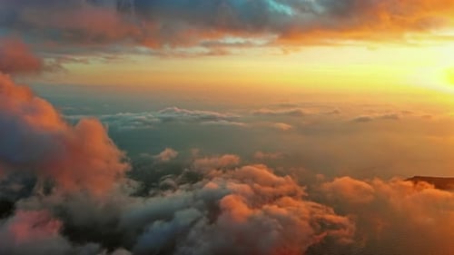 Voler dans les nuages lumineux du coucher du soleil