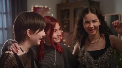 Retrato de adolescentes sorridentes dançando no quarto