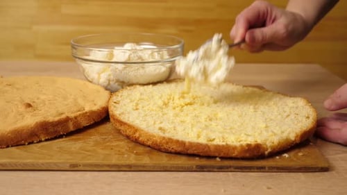 06j. Die Füllung zum Kuchen hinzufügen. Zu Hause einen festlichen Kuchen kochen