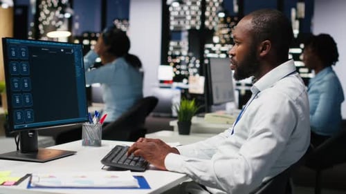 Black Worker nutzt das KI-Chatbot-System am Desktop für Problemlösungsaufgaben