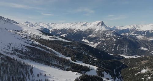 Vista panorámica de montañas nevadas y árboles