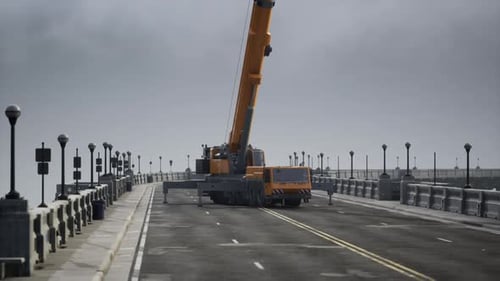 Gran grúa automática en el puente en construcción