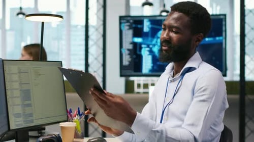 Technicien utilisant un PC pour coder des applications de test afin de minimiser les bogues