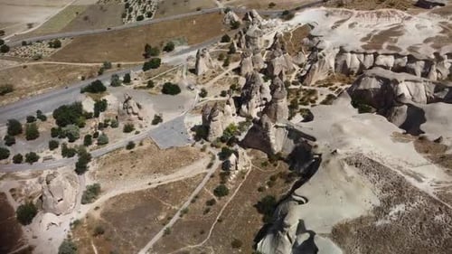 Vue aérienne des visiteurs aux cheminées des fées de Göreme en Cappadoce, en Turquie