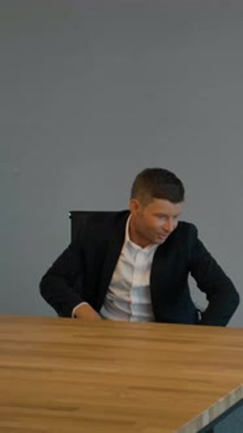 Vertical of Everybody Dance Jetzt fangen Geschäftsleute an, im Büro zu tanzen wie im Musical