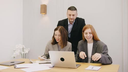 Empresarios celebran una conferencia en línea en la que debaten sobre la estrategia, la innovación y la colaboración para lograrlo