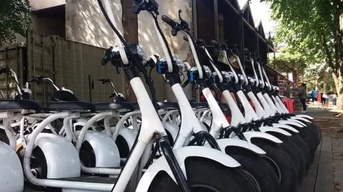 Des scooters électriques sympas d'affilée