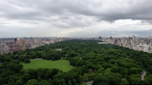 Central Park, nublado, día de verano en Nueva York, Estados Unidos - Aerial Flyover