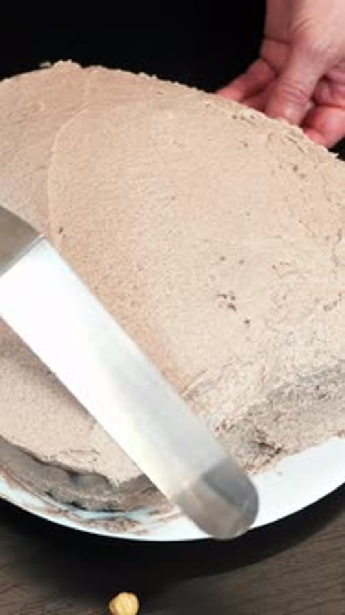 Icing Chocolate Cake with Frosting at Home