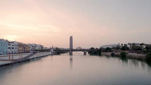 Foto baixa de grande angular captura o rio Guadalquivir em Sevilha, Espanha, ao pôr do sol