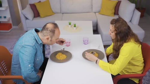 Intoxication d'un couple marié, intoxication alimentaire.