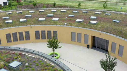 Patio de la cour du bâtiment scolaire rond de Líbeznice avec arbres, Drone.