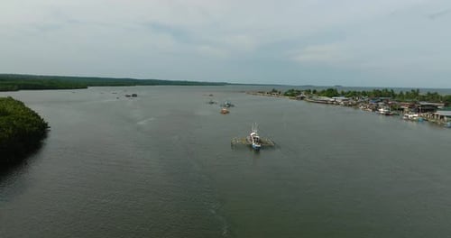 Río que va al mar con barcos de pesca Bislig Surigao Del Sur Filipinas
