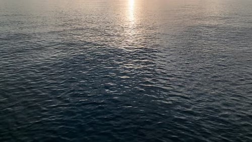 Textur der Wasseroberfläche des Meeres Reflexion der Sonnenstrahlen