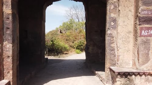 Fotografía de rastreo a través del arco del antiguo fuerte de Ranthambore, Rajastán, India