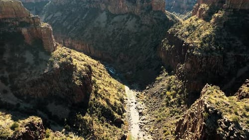 Drohnenaufnahme des Salt River Canyon mit Dramatisch Felsformationen, steilen Klippen und dem Fließen