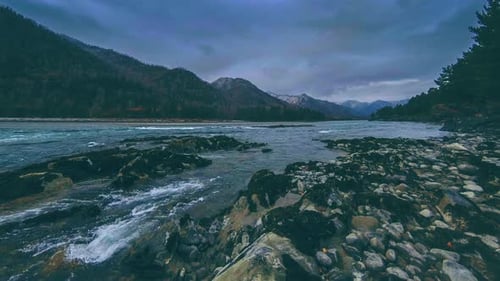 Foto Time Lapse de um rio perto de uma floresta montanhosa