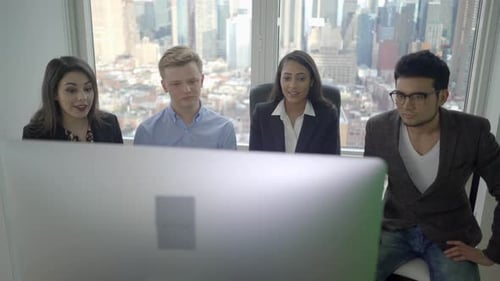 Un groupe de jeunes hommes d'affaires multiraciaux divers se réunit au bureau municipal