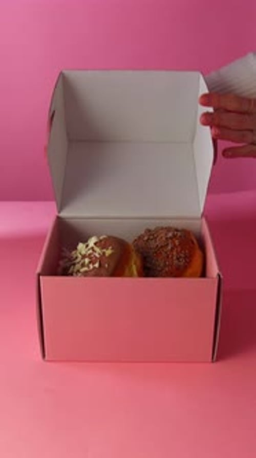 Déballage frontal du colis de livraison de beignets