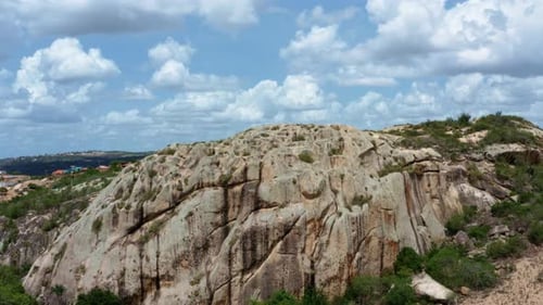 Vue aérienne en descente par Drone d'un énorme rocher dans la petite ville de montagne de Monte das Game