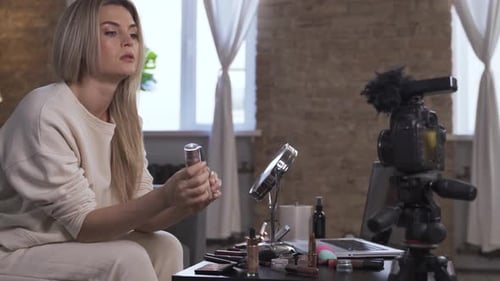Una bloguera de belleza está haciendo un Vídeo para sus Seguidores