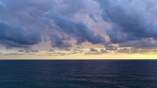 Luftbild der Meeresoberfläche und der Felsen von oben