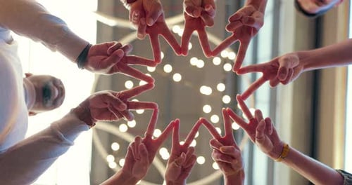 Gruppenhände, Sternzeichen und Geschäftsteam zusammen mit Sonne und Teamgeste