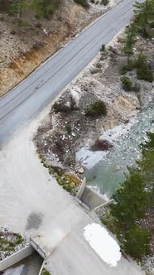 Vertikales Video: Türkischer Wald, Filmmusik Gelassenheit, Luftaufnahme der winterlichen Berglandschaft mit Fluss