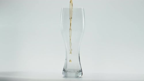 Leichtes Bierglas in Superzeitlupe Nahaufnahme