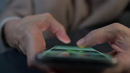 Nomofobia Una imagen de primer plano que muestra las manos usando activamente un teléfono inteligente con fines de comunicación