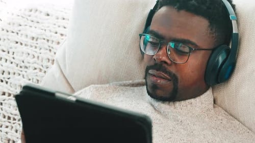 Mann surft online auf einem Tablet im Ruhezustand